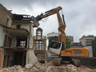 Grue en train de démolir un bâtiment dans le Nord de la France
